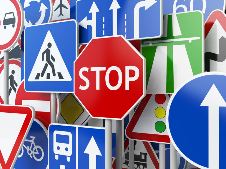 Signalisation routière : des panneaux clairs pour une circulation sécurisée